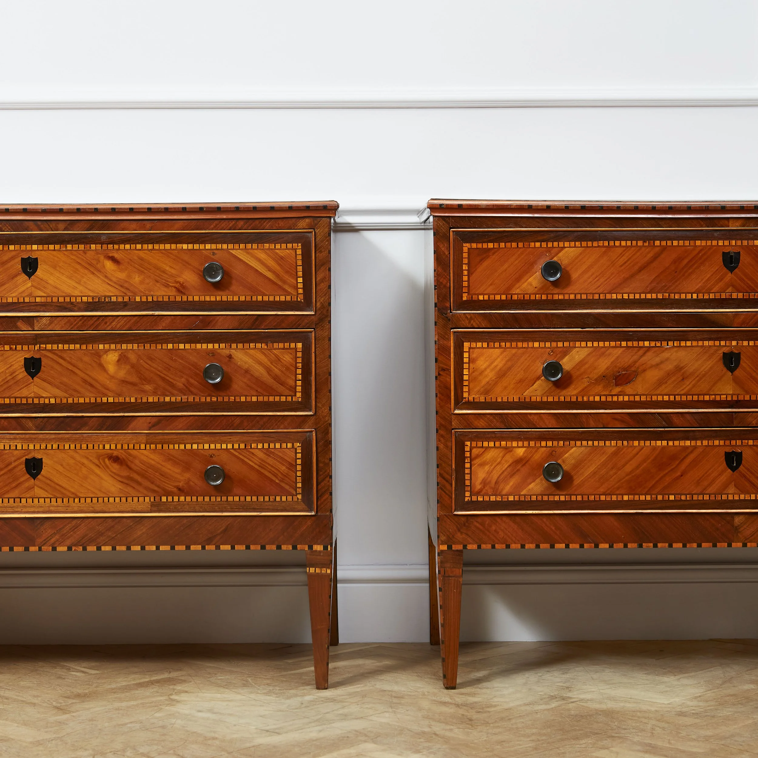 Pair Italian Commode_Almasy_1_026_V1.jpg