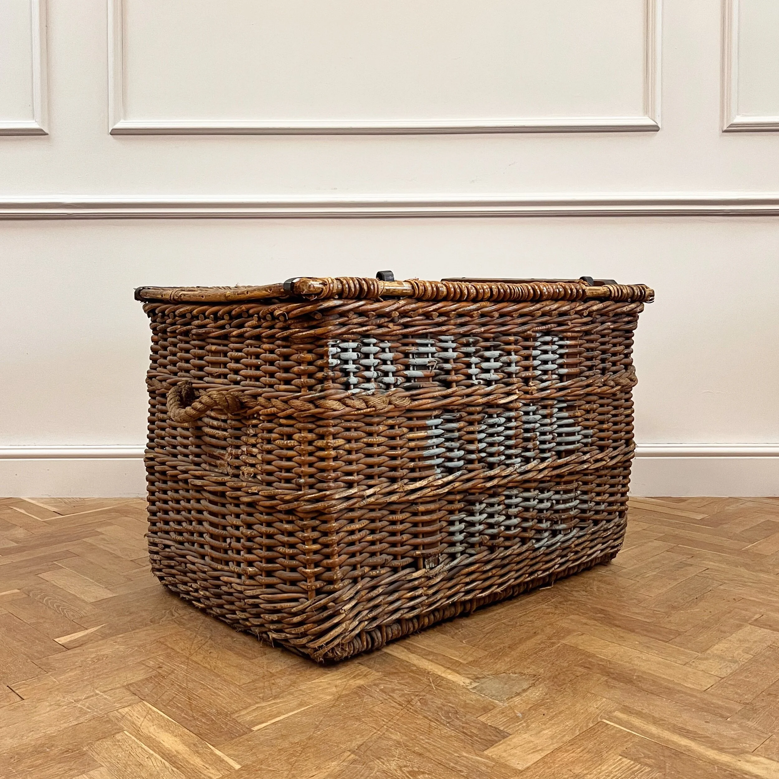 10FEE8F5-1939-432B-859B-E487439174FA