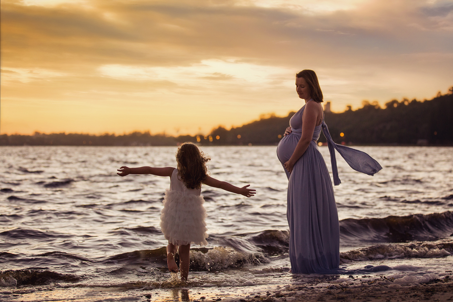 Maternity-Photography-on-the-Swan.jpg