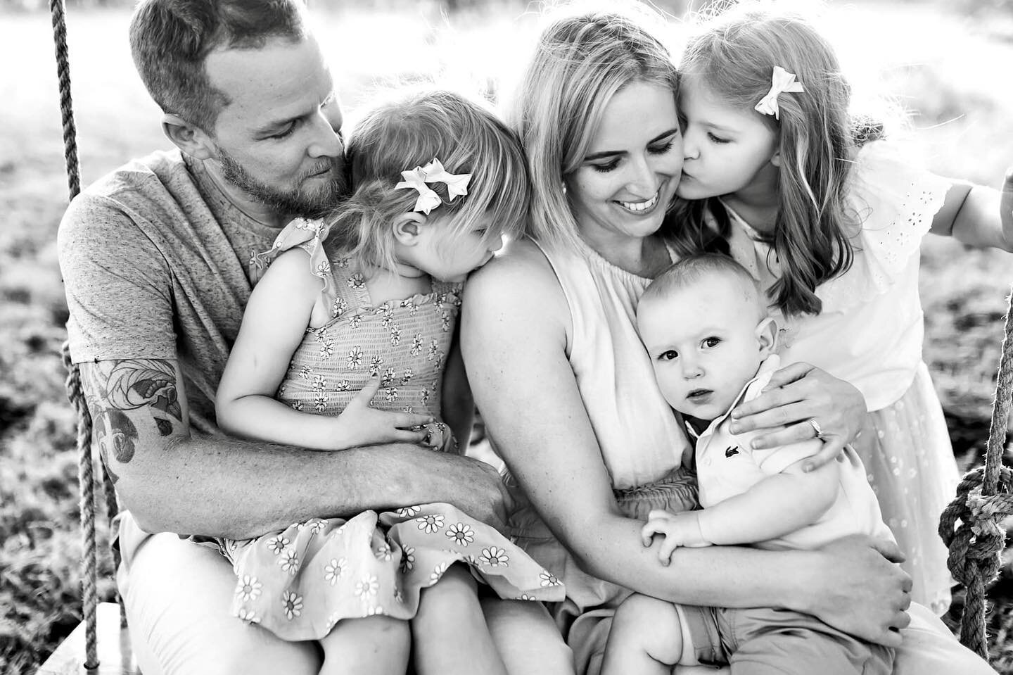 Family snuggles on the swing 🤍 I want to share more from this beautiful photoshoot but I just love this one and wanted it to have its own space. 
.
.
Thank you for all your kind words from my last post. I treasure them and will re read them for comf