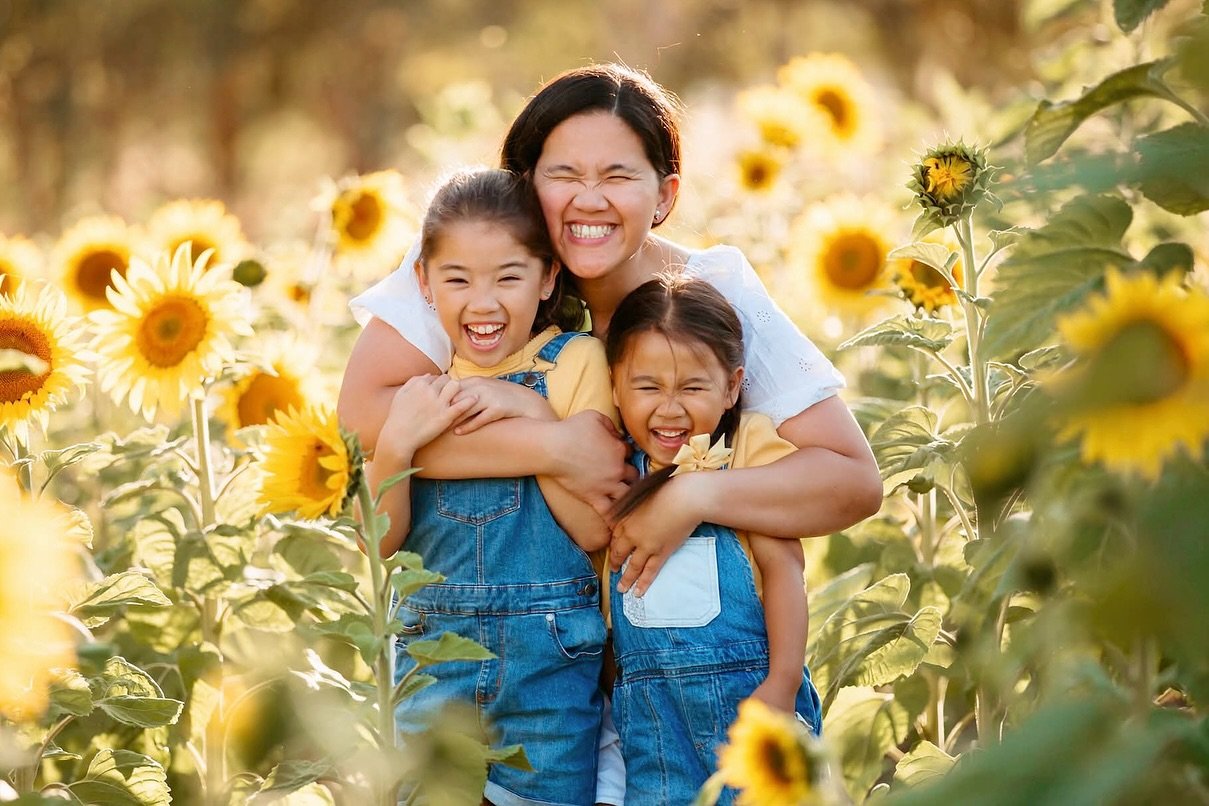 How do you prepare for my Sunflower photos? Like this! 😁🌻

Bookings now open! If you&rsquo;d like a whole evening with me at the gorgeous rustic 70&rsquo;s property I&rsquo;m growing my Sunflower patch at this year, May is open for sunflowers, Came
