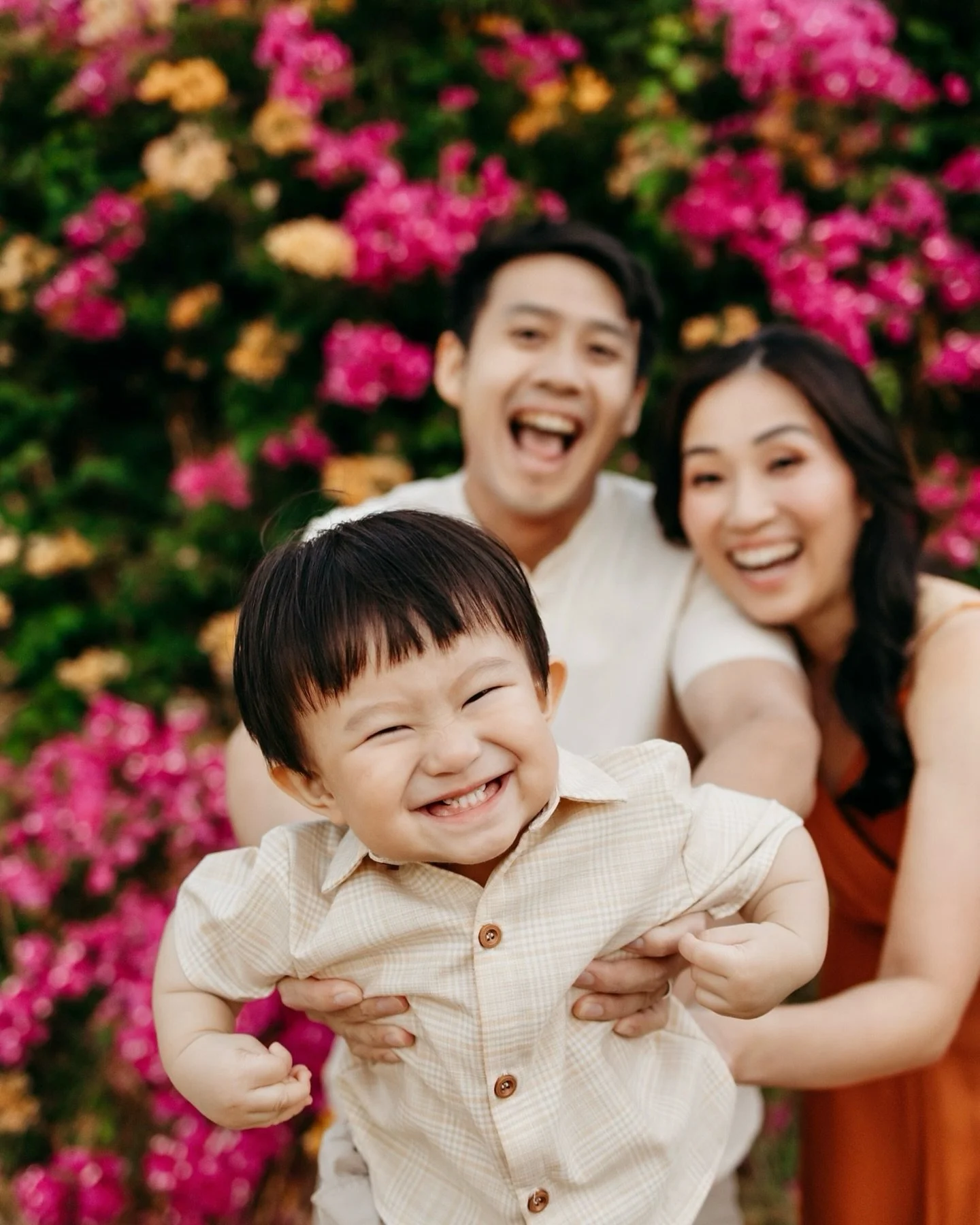 OH MY GOODNESS MY HEART 🥰&hearts;️💞🧡 my clients wanted a gorgeous warm light at sunset for their holiday photos but the weather had other plans and just as we begun we had dark skies for their holiday photos for the rest of the shoot (it happens e