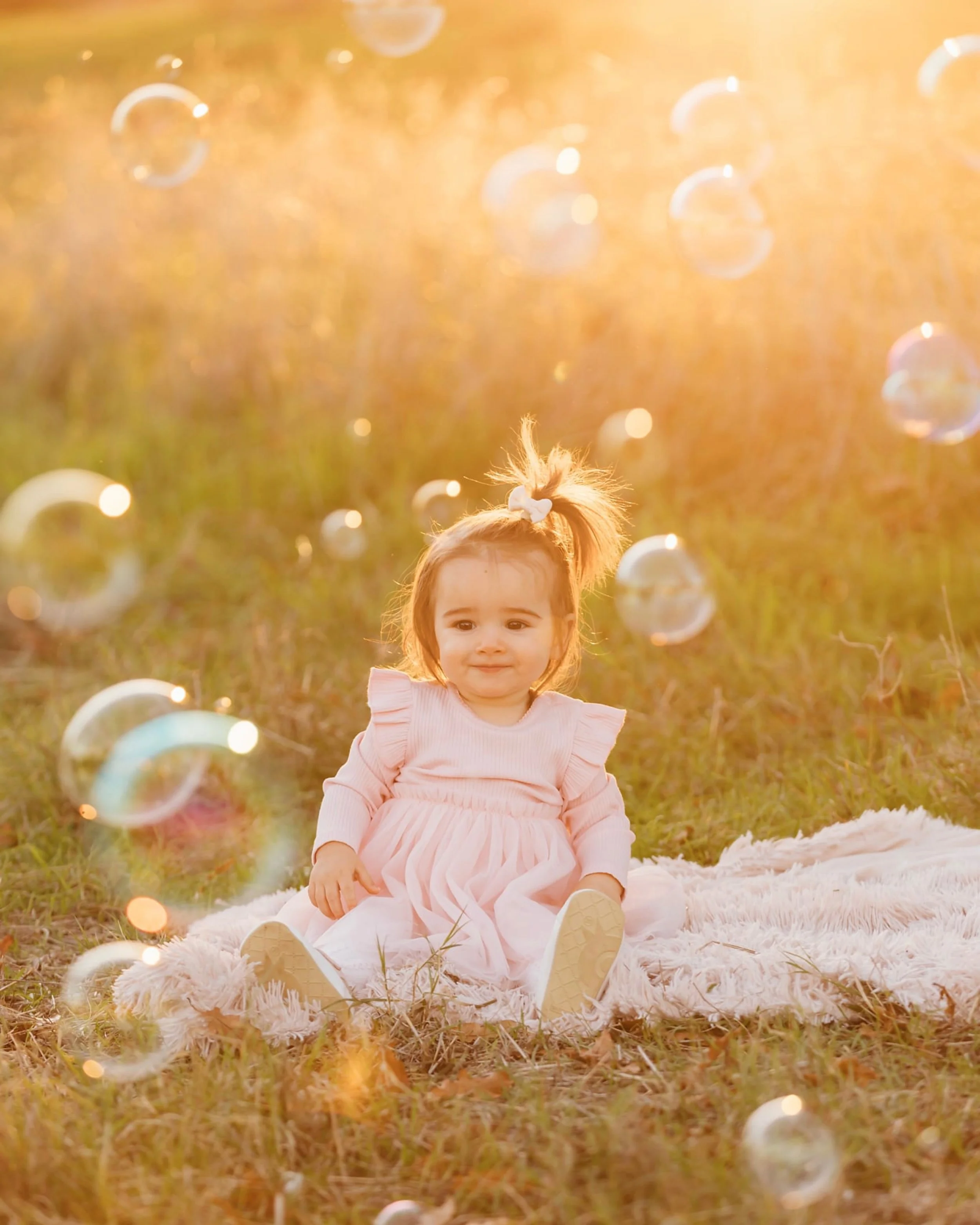 There is something so beautiful about watching a family settle into an evening together

First birthday balloon
Big sister collecting treasures
Bubbles floating through golden light
Tiny hands learning to walk 🌸✨

cathybrittonphotography.com

#perth