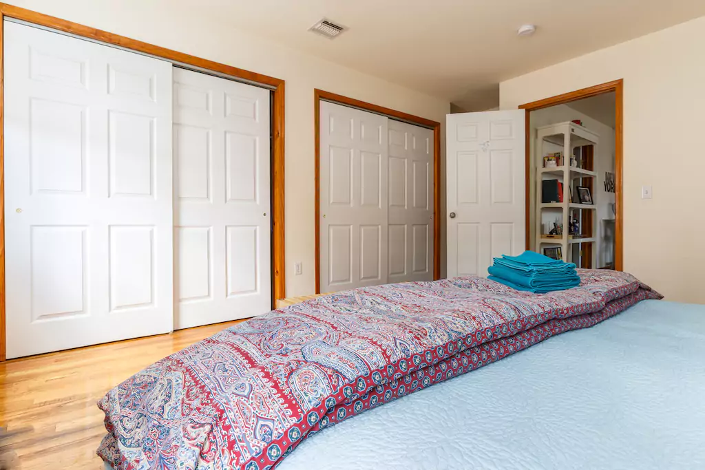 08 King size bed, spacious room.png