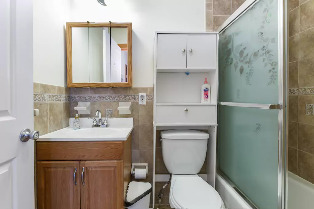 25 Ensuite to master bedroom.png