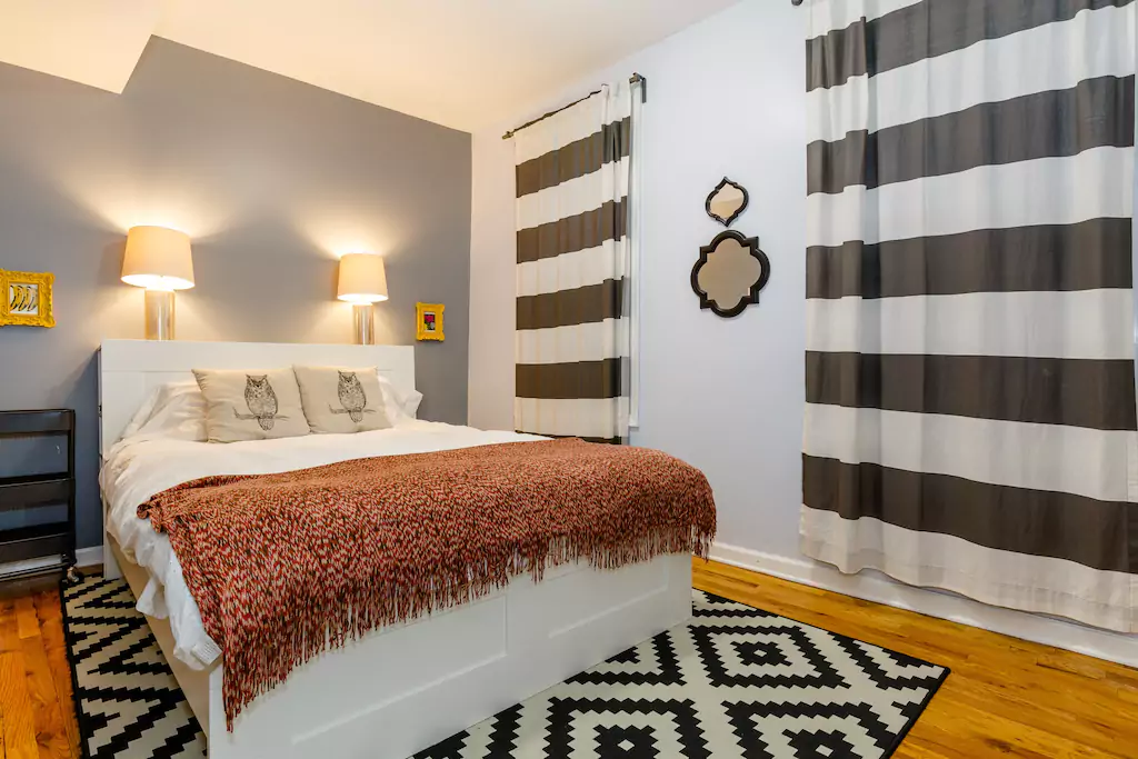 04 Queen size bed, closet, side table.png
