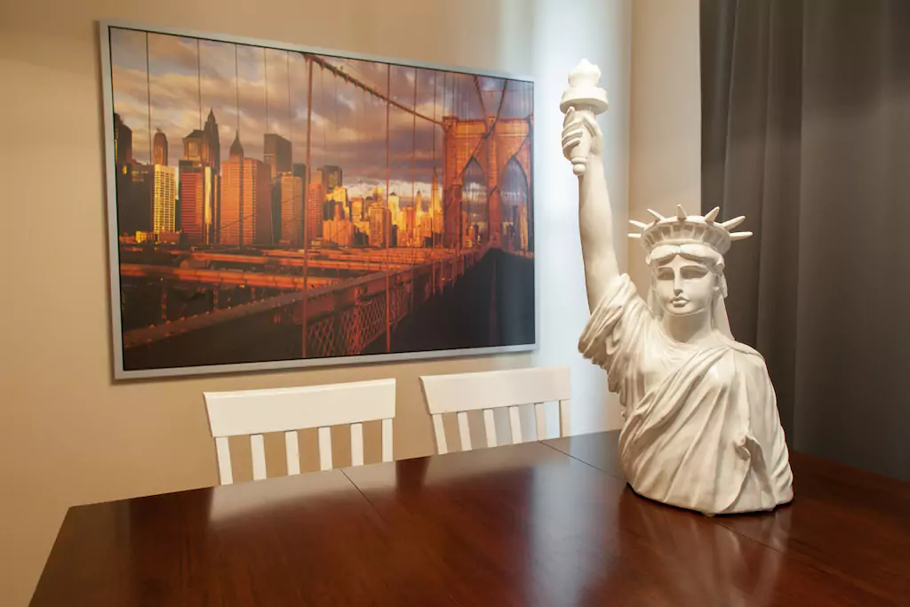 04 Let Lady Liberty welcome you.png