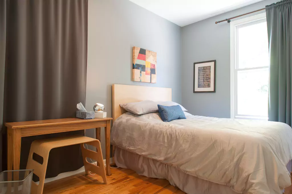 12 large bedroom with queen size bed (150cm x 200cm).png