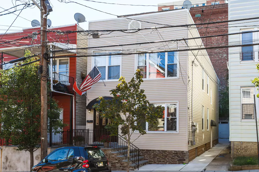 06 Exterior - your door is in the alleyway.png