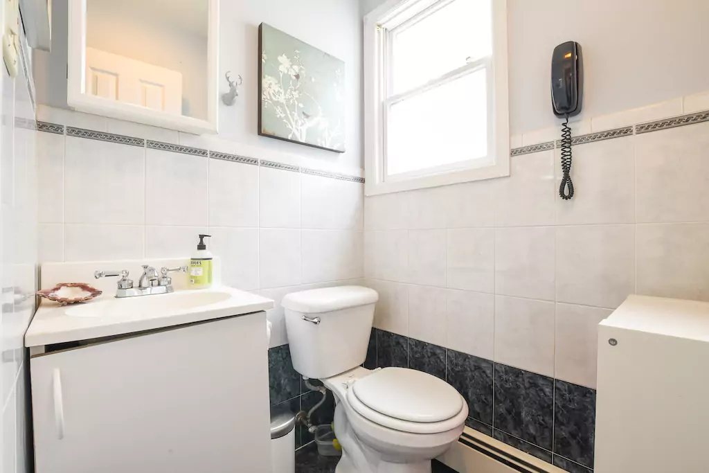 11 Downstair bathroom (phone doesn't work).png