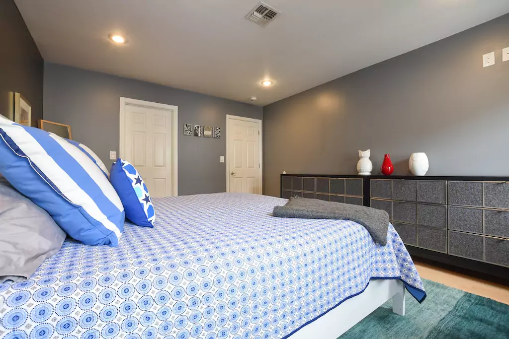 14 King size bed.png