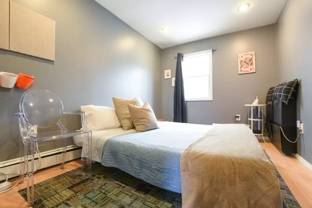 17 Bedroom 2, with queen bed.png