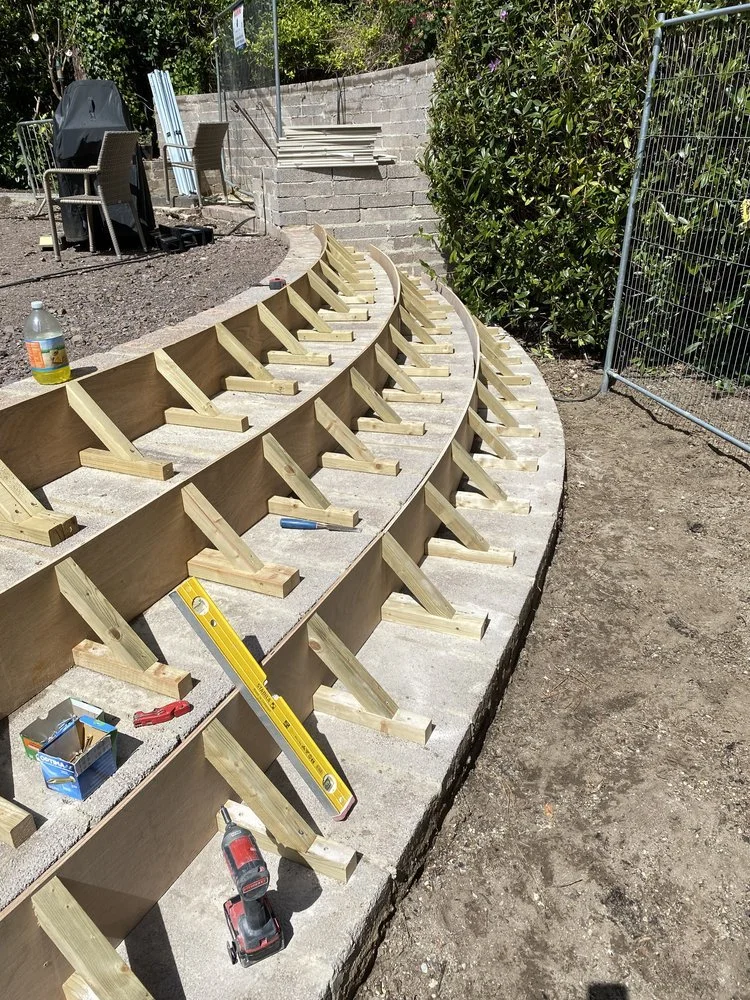shuttering+to+curved+steps.JPG