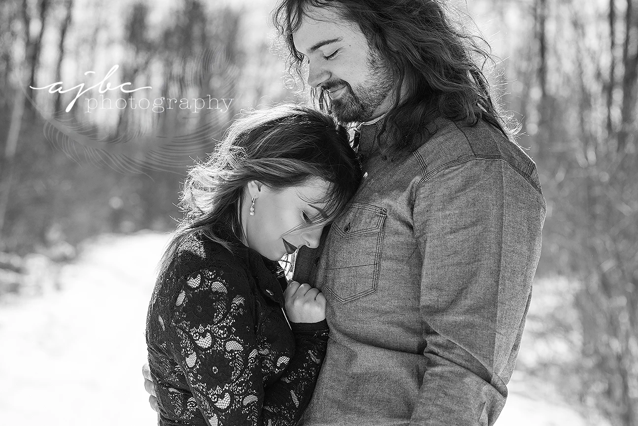 cute couple photoshoot in the snow.jpg