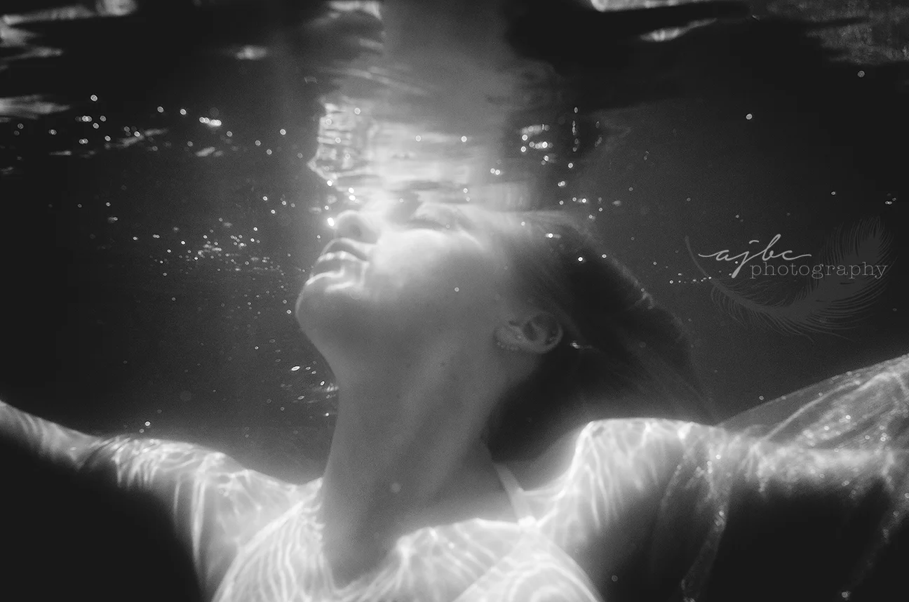 artistic underwater photoshoot michigan.jpg