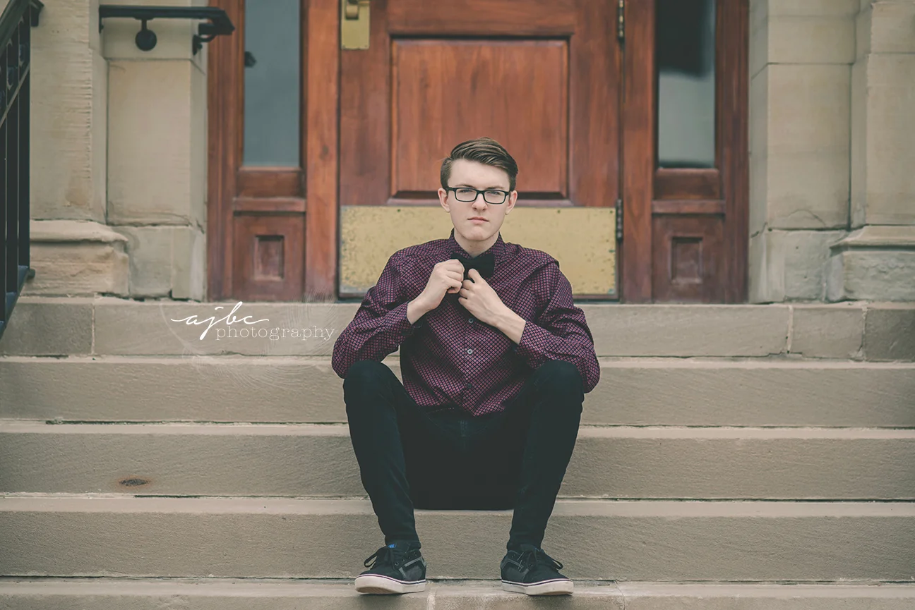 downtown port huron senior photoshoot street musician.jpg