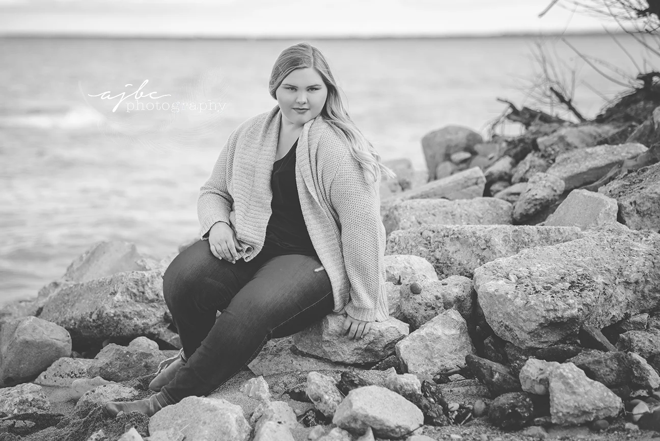 senior portraits on lake hurob.jpg