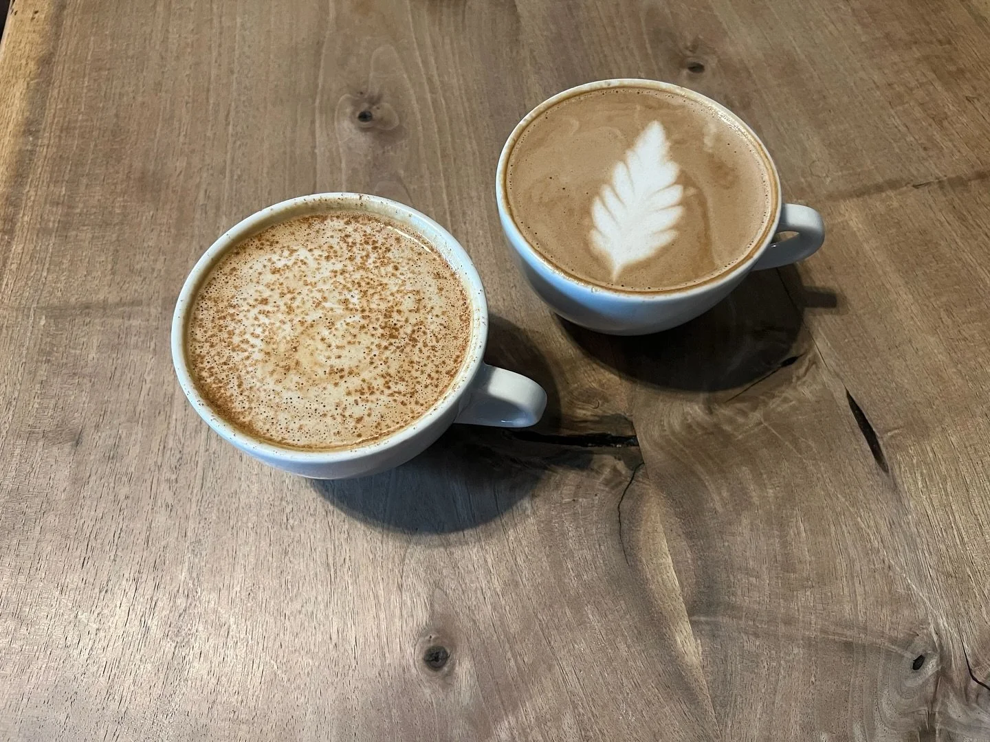 Fall Drinks have begun! Getting us started are -
🎃 Pumpkin Roll Latte
🔥 Fireside Mocha
🍁 Maple Cardamom Latte
_
#alabastercoffee #coffee #williamsport #latte #autumn #fall #coffeeroaster #localroaster