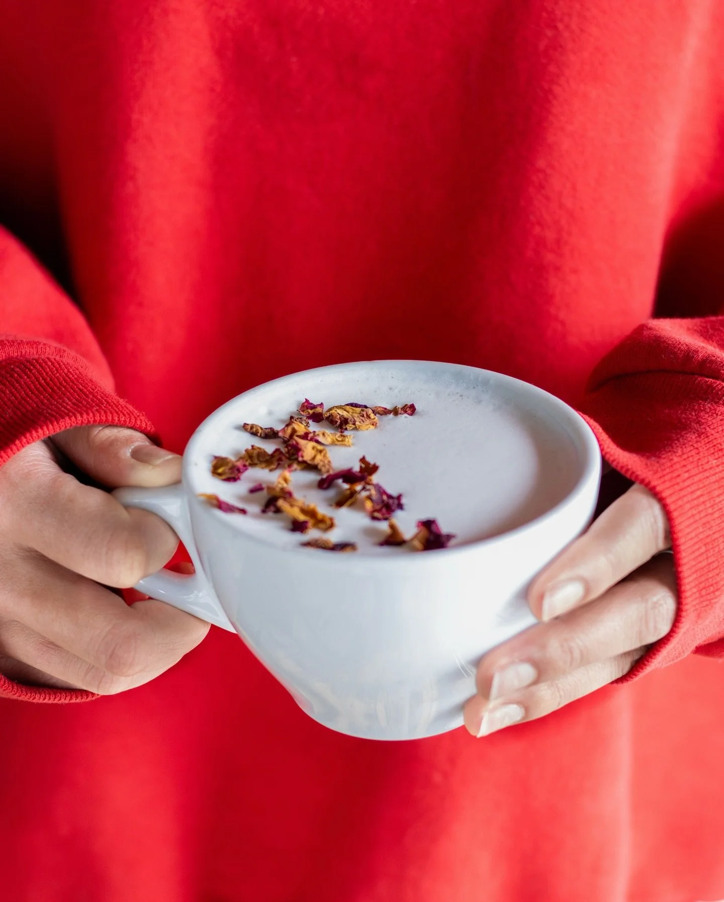 🌹ROSE TEA LATTE🌹
Homemade rose simple syrup paired with our Nepal White tea and steamed milk. Garnished with dried rose petals.
_
#alabastercoffee #coffee #tea #williamsport