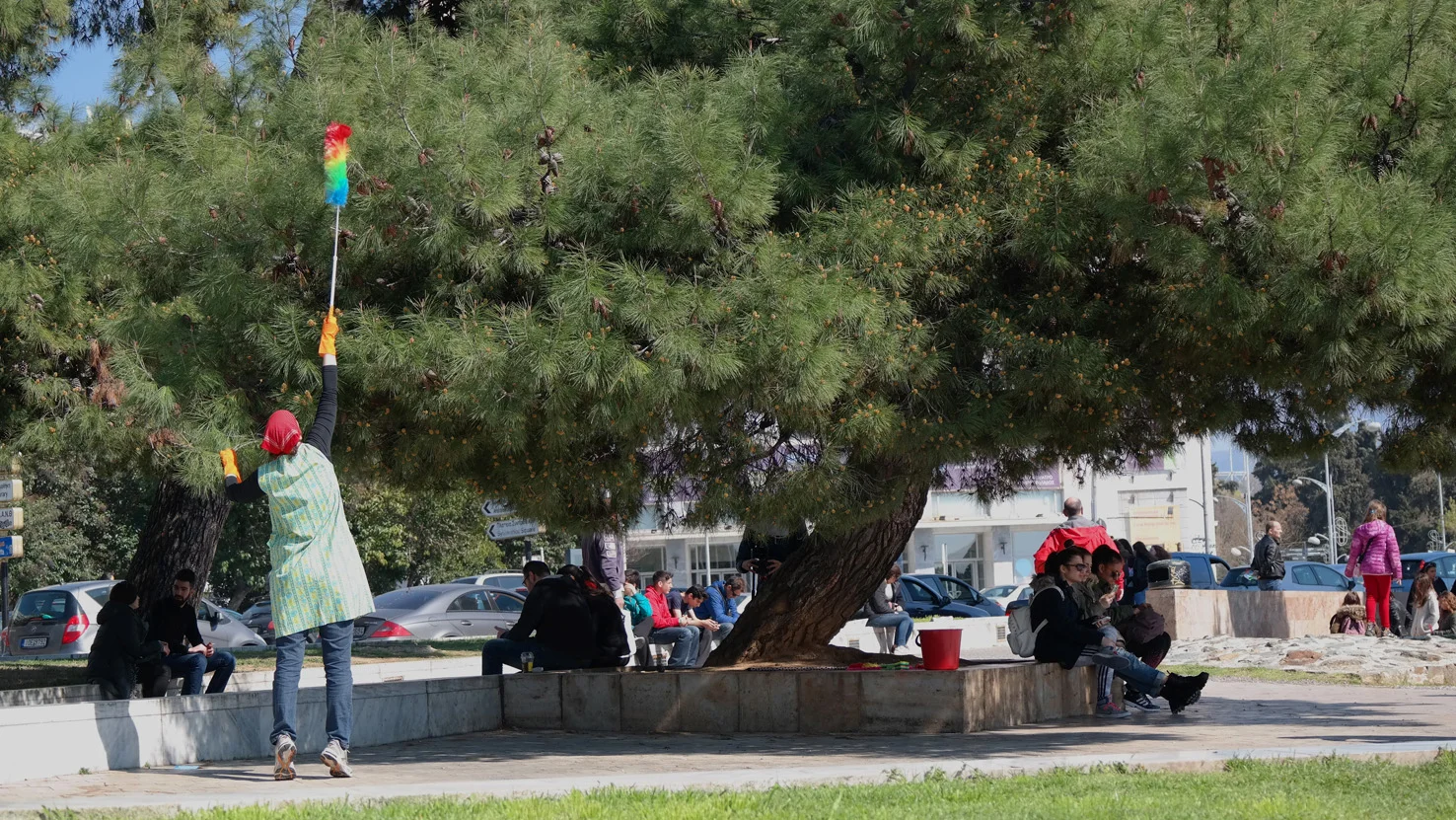 Swaantje Güntzel spring cleaning intervention 2 Thessaloniki March 2016 VG-BILD BONN lowres.jpg