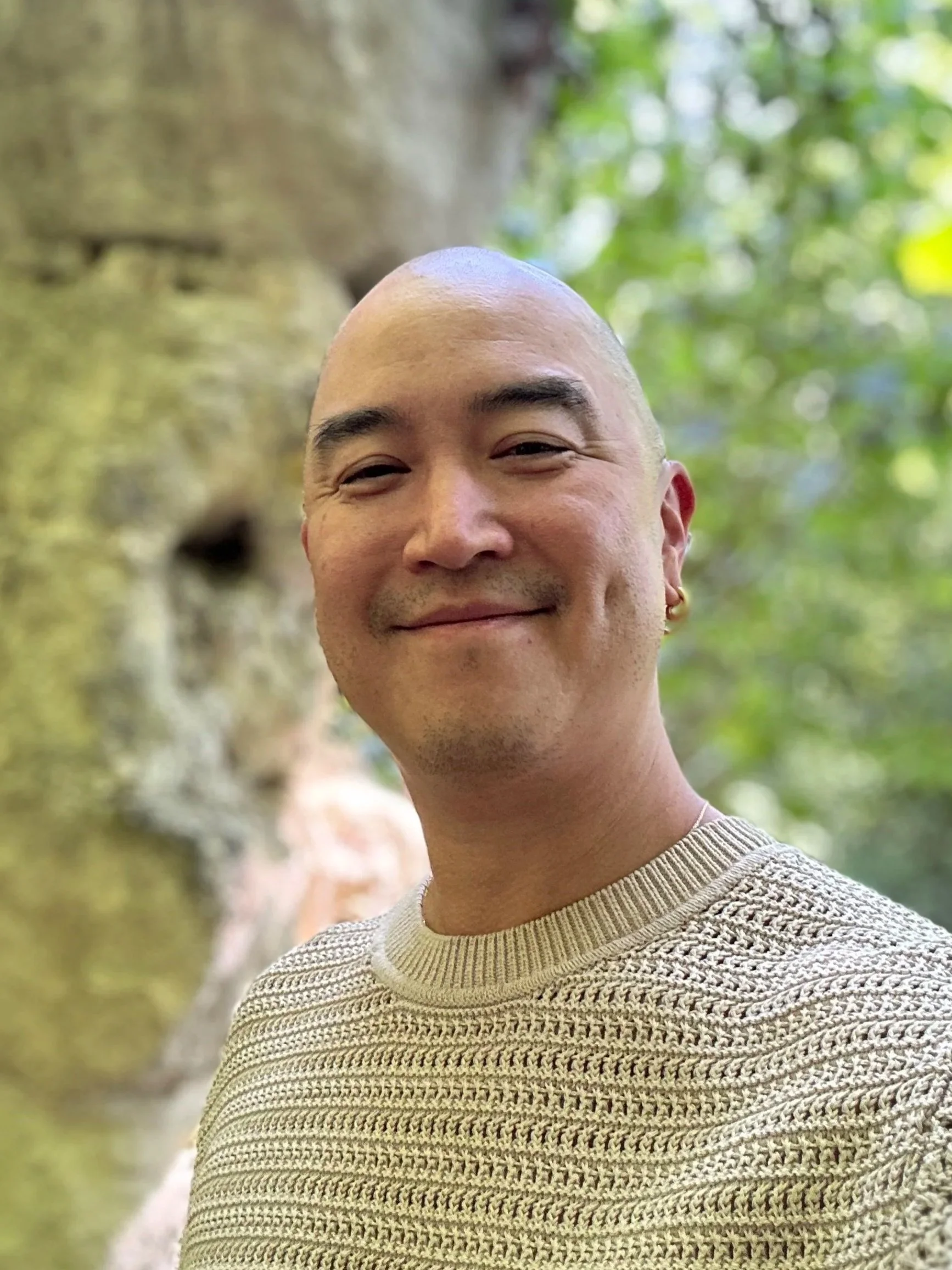 Cédric souriant dans la forêt
