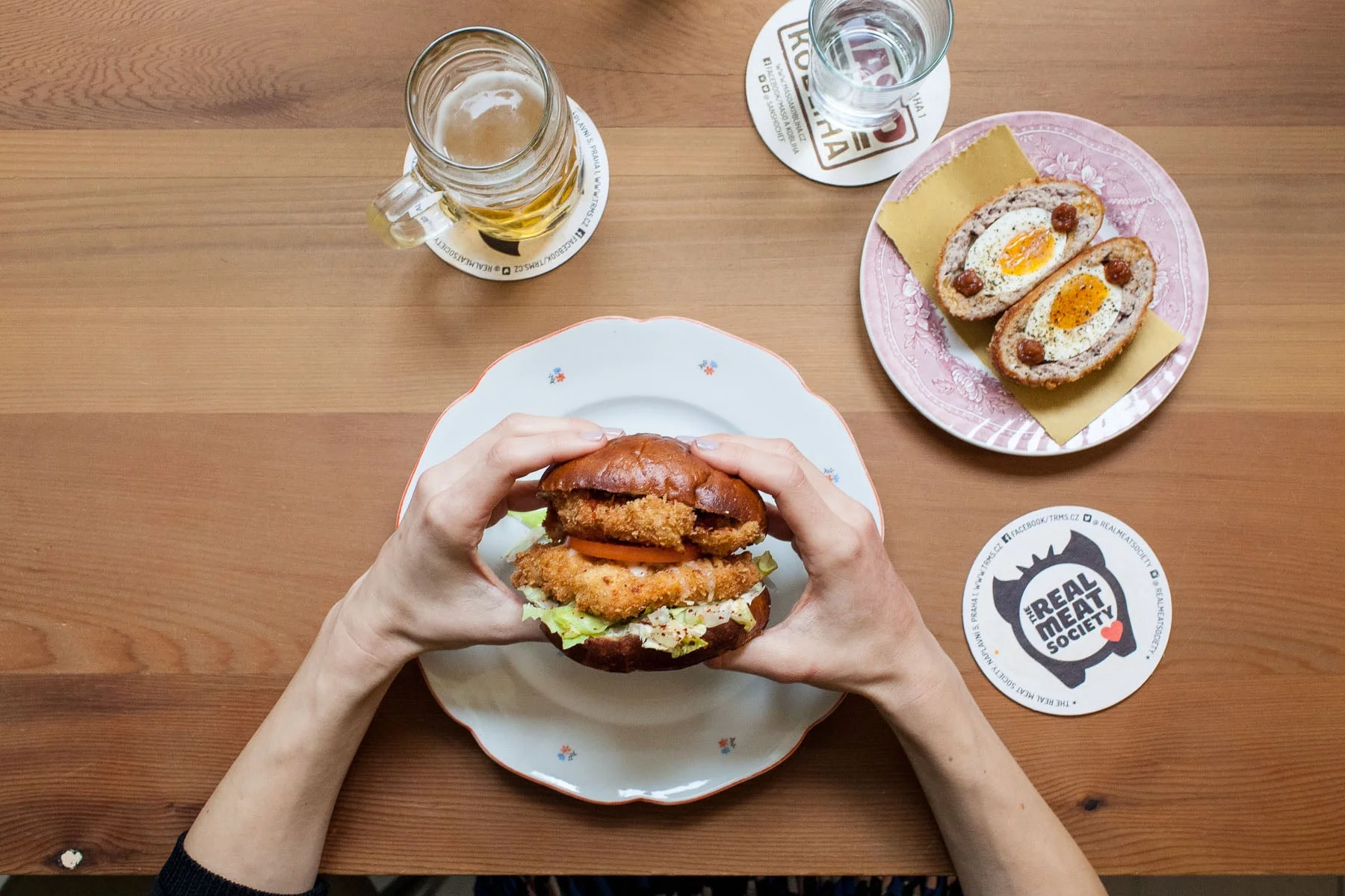 Maso-a-kobliha-Prague-catfish-burger
