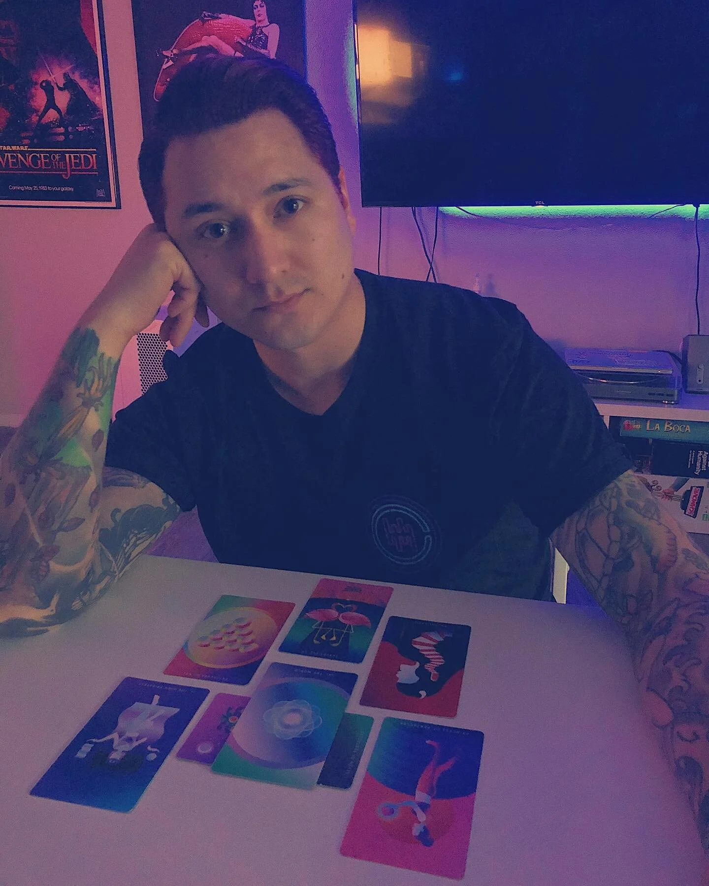 It’s heathen season! The initial days of Fall have begun, so why not kick it off with a #tarot reading and witching hour antics with my favorite neon night crawler, @marydotcom. 
-
Calling on all good vibes! The cards have a very promising outl