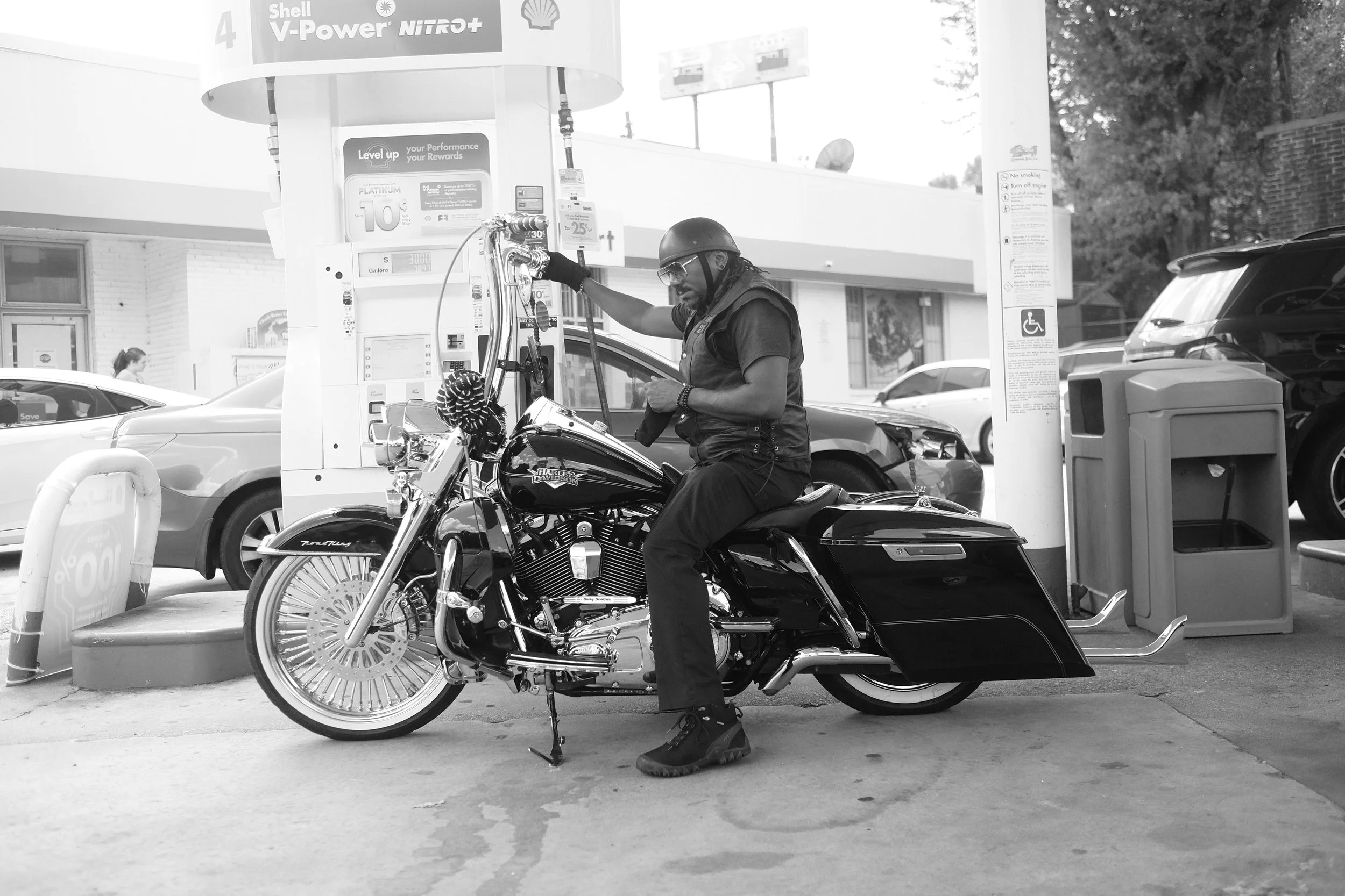  walked in the gas station and seen the black man with the gear on, so I knew that bike was his. on my way to a shoot, i had my camera and caught him outside. asked for a couple of flicks. he was real enthused about the pipes on the back so i made su