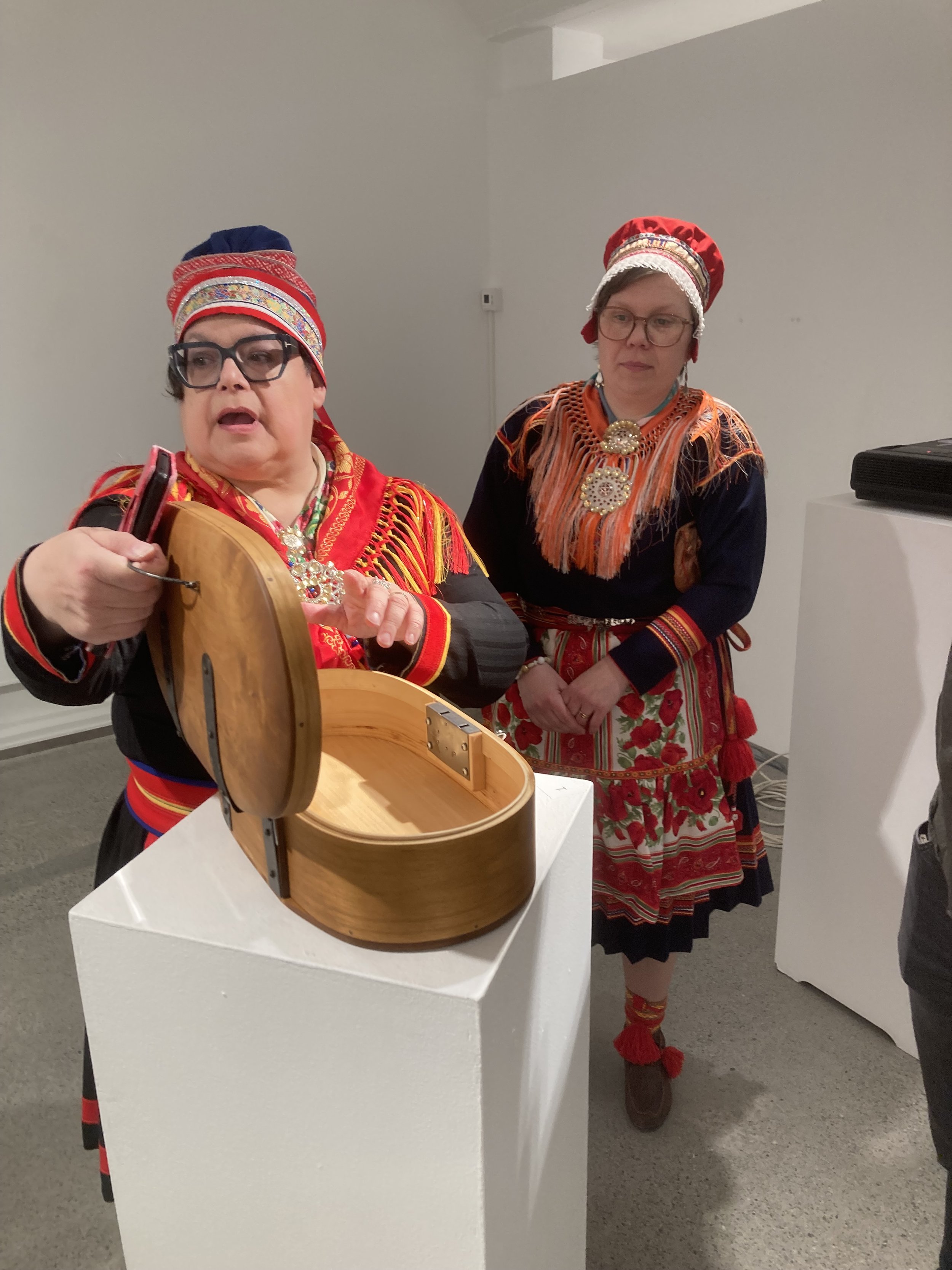 Kurator Anna-Stina Svakko og kuratorassistent Ida-Maria Marakatt