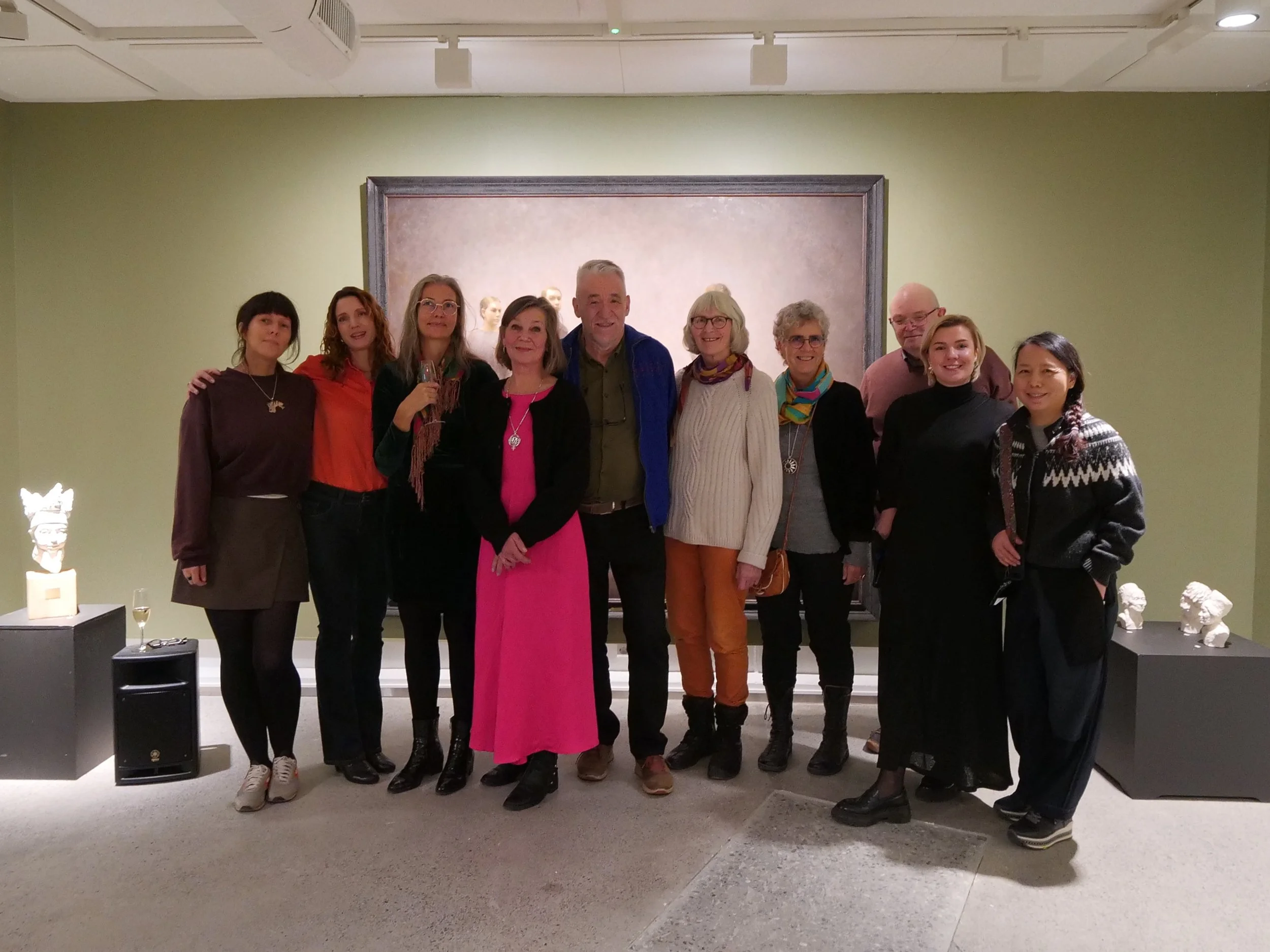  Nesten hele styret sammen med kunstner og innleggsholder. Foto: Alta kunstforening 