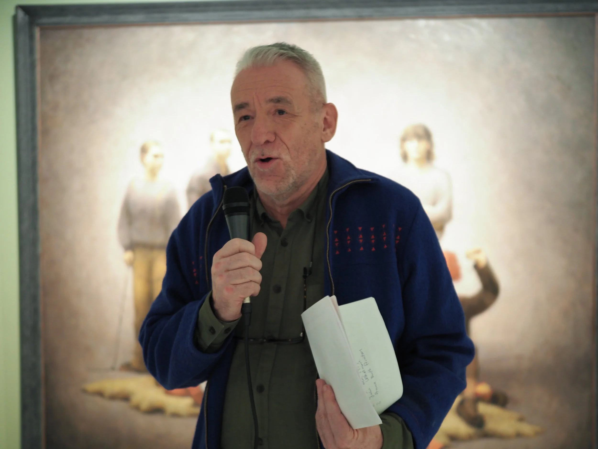 Kjell M. Derås, fylkesleder i Naturvernforbundet holdt et innlegg på åpningen der han blant annet presenterte publikum for tre aksjonister direkte fra campen i Repparfjord. Foto: Alta kunstforening 