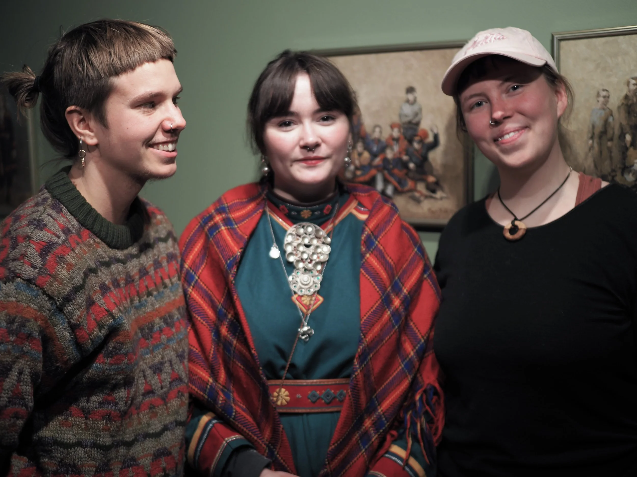  Ilona Kaskimaa, Birgitte Laksforsmo og Opri Kangas fra campen i Repparfjord var invitert til åpningen Foto: Alta kunstforening 