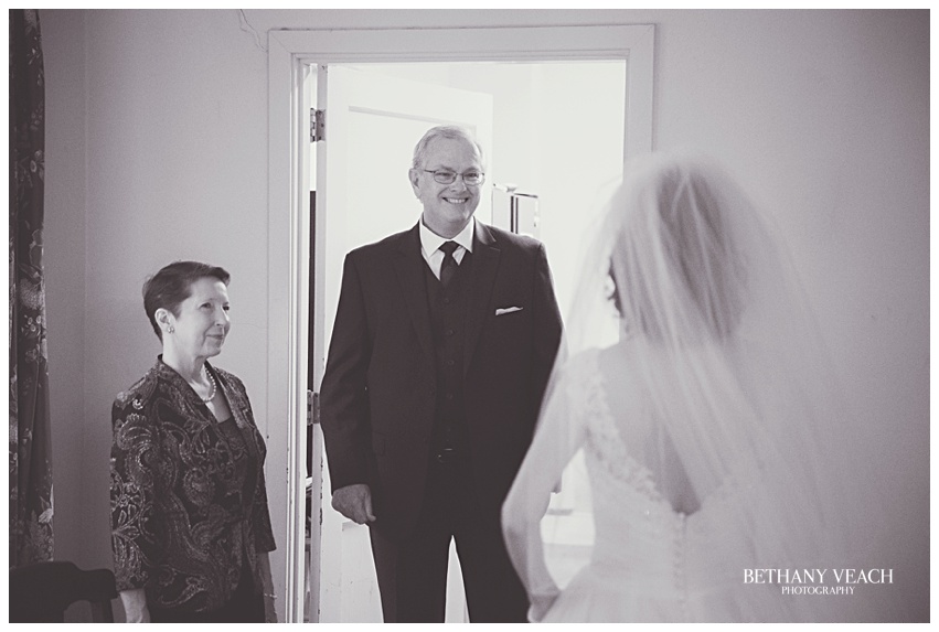 father seeing bride for the first time