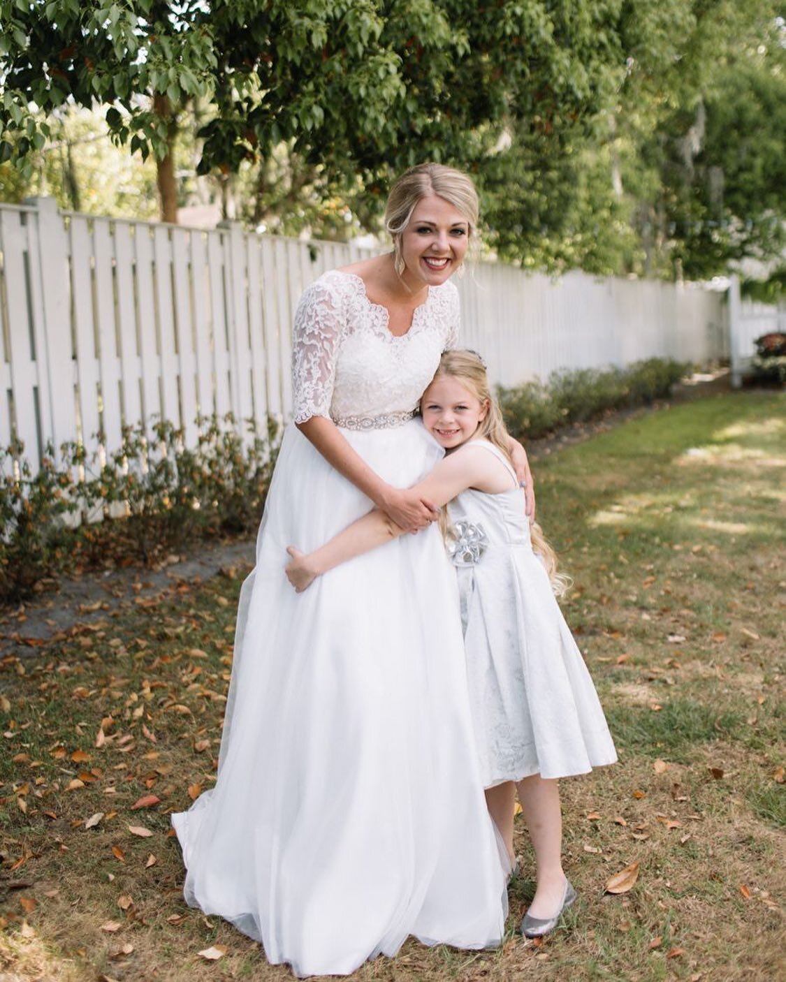 flower girl hugs 🌼