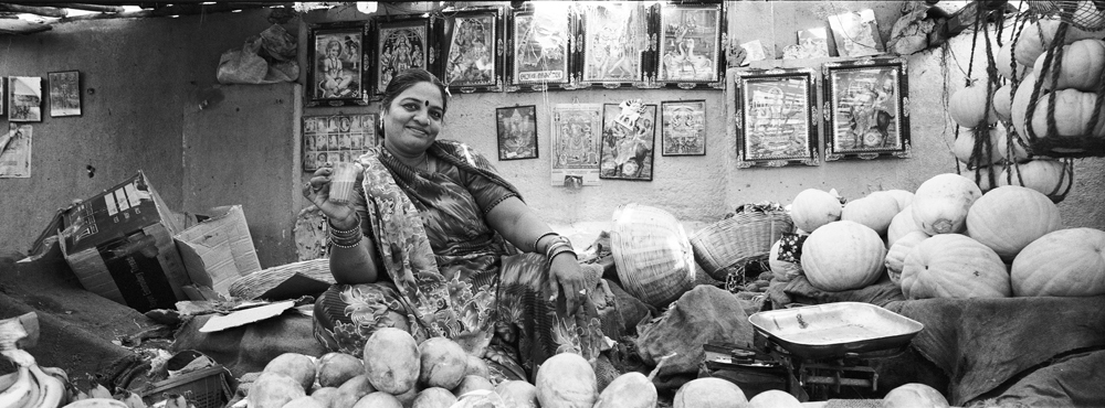 161WomanSelling_317750RAJ_35_R.jpg