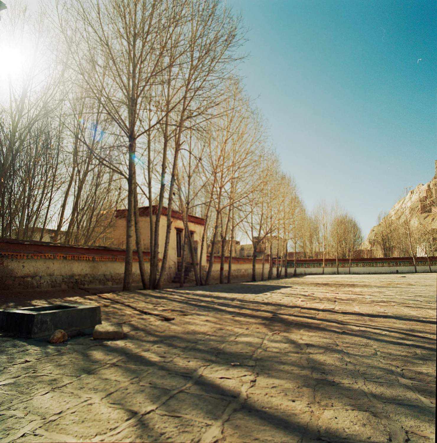 01_01_MonesteryYard_3969_7.jpg