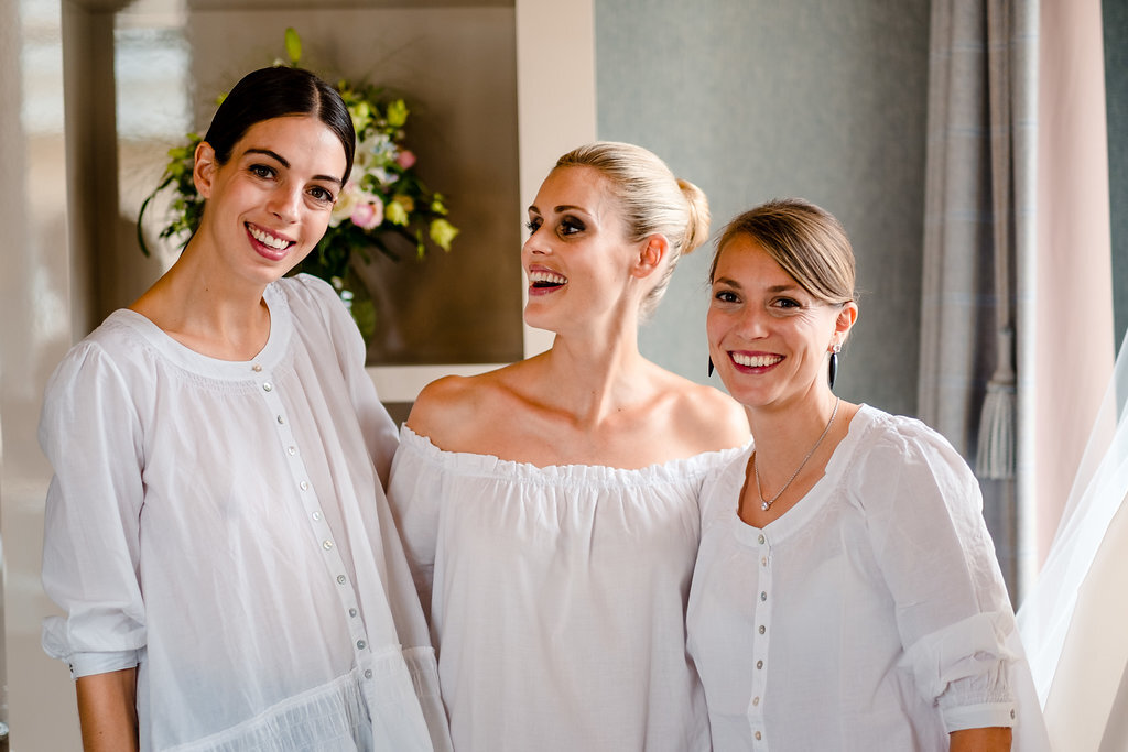 bride and bridesmaids getting ready