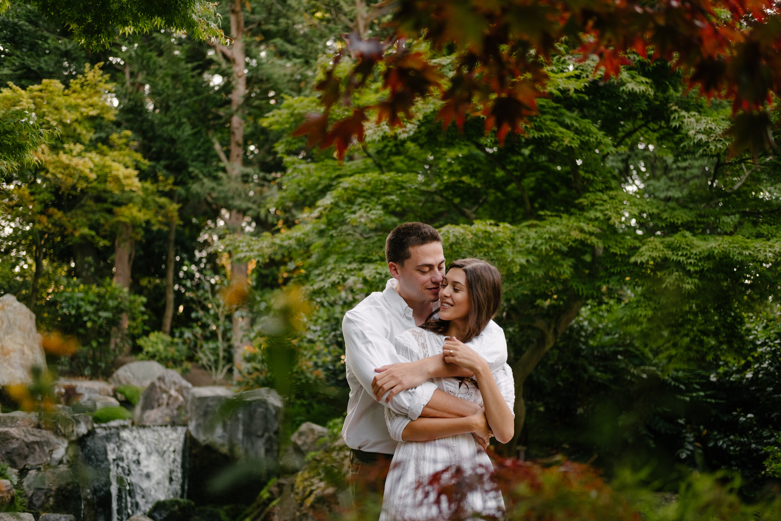 engagement shoot with pretty couple in Holland Park early morning sunrise