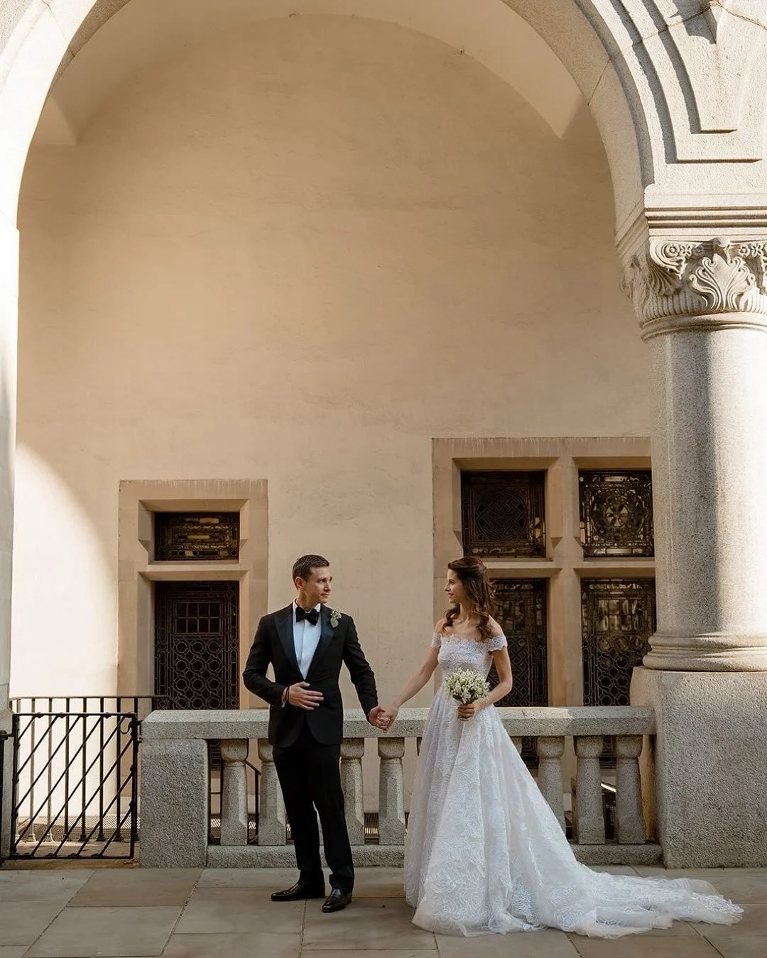 From the grandeur of St Paul&rsquo;s, Knightsbridge to the old-school elegance of Oswald&rsquo;s in Mayfair a city wedding done right.
Alexandra stunned in Oscar de la Renta, setting the tone for a day of style, champagne, and serious celebration.
A 