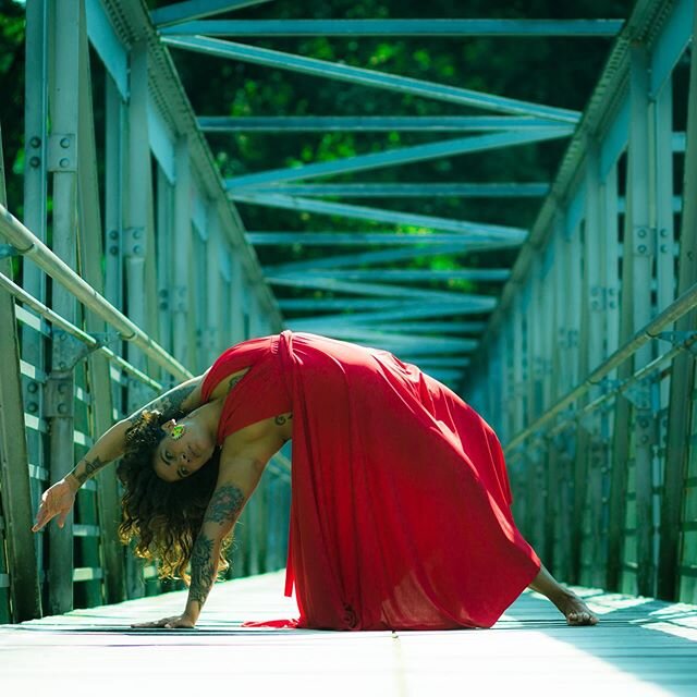 The more I surrender, the more I can release from my fears, worries, and struggles.
Focusing on the center of my chest and paying more attention to the breath and its rhythm.
The more I surrender, the more I enter in a deeper connection with myself. 