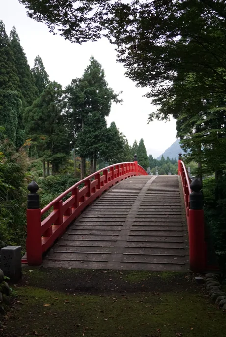 女人禁制だった立山へ登る代わりに、女性たちはこの布橋を渡り極楽往生を願う。あの世とこの世の架け橋とされ、煩悩と同じ 108 枚の板が並ぶ。