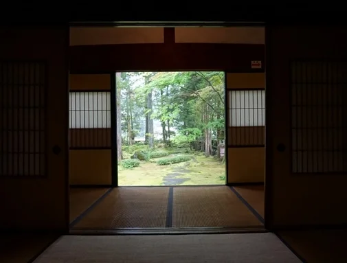 1820年建築の宿坊「教算坊」から庭を望む。ここから立山での修行に向かう、いわばベースキャンプ的な存在。