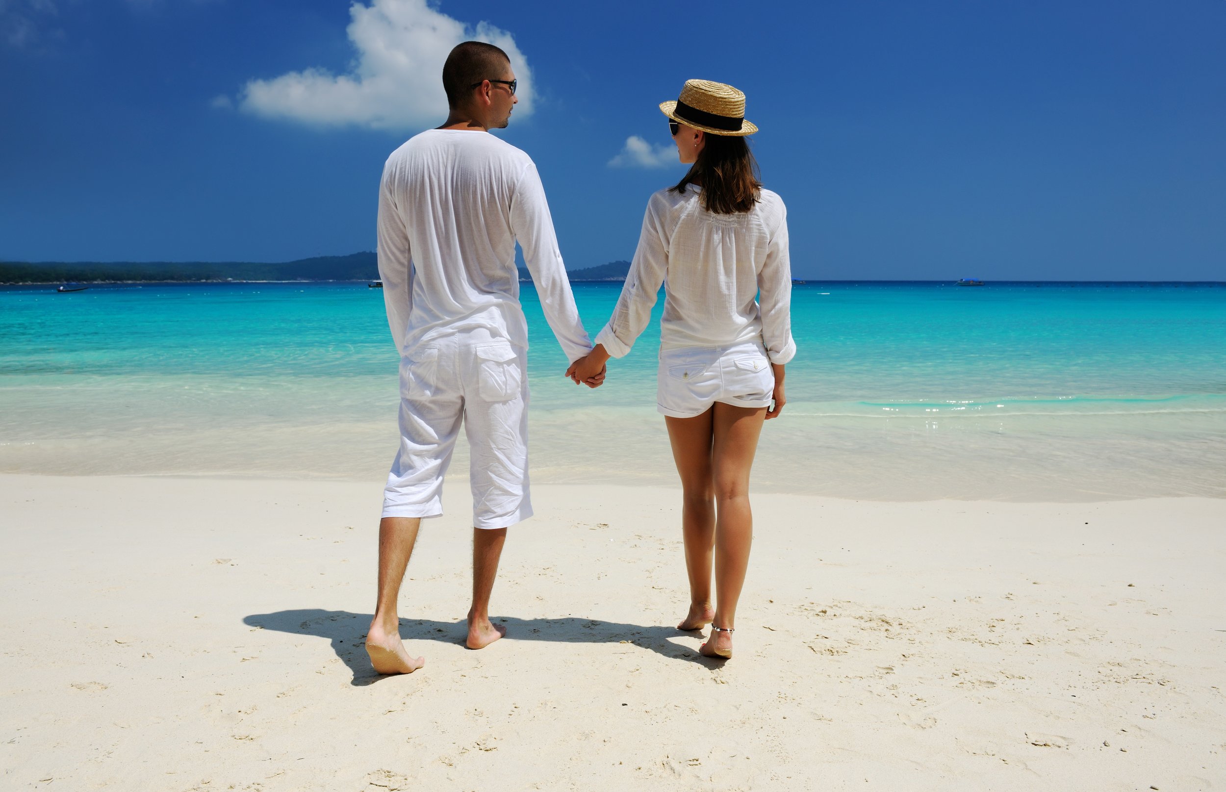 invite-to-paradise-holiday-honeymoon-sri-lanka-maldives-couple-beach-walk-1.jpg