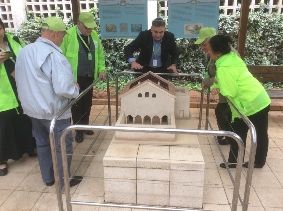 Rabbi Avi teaching about Beit Alfa. 