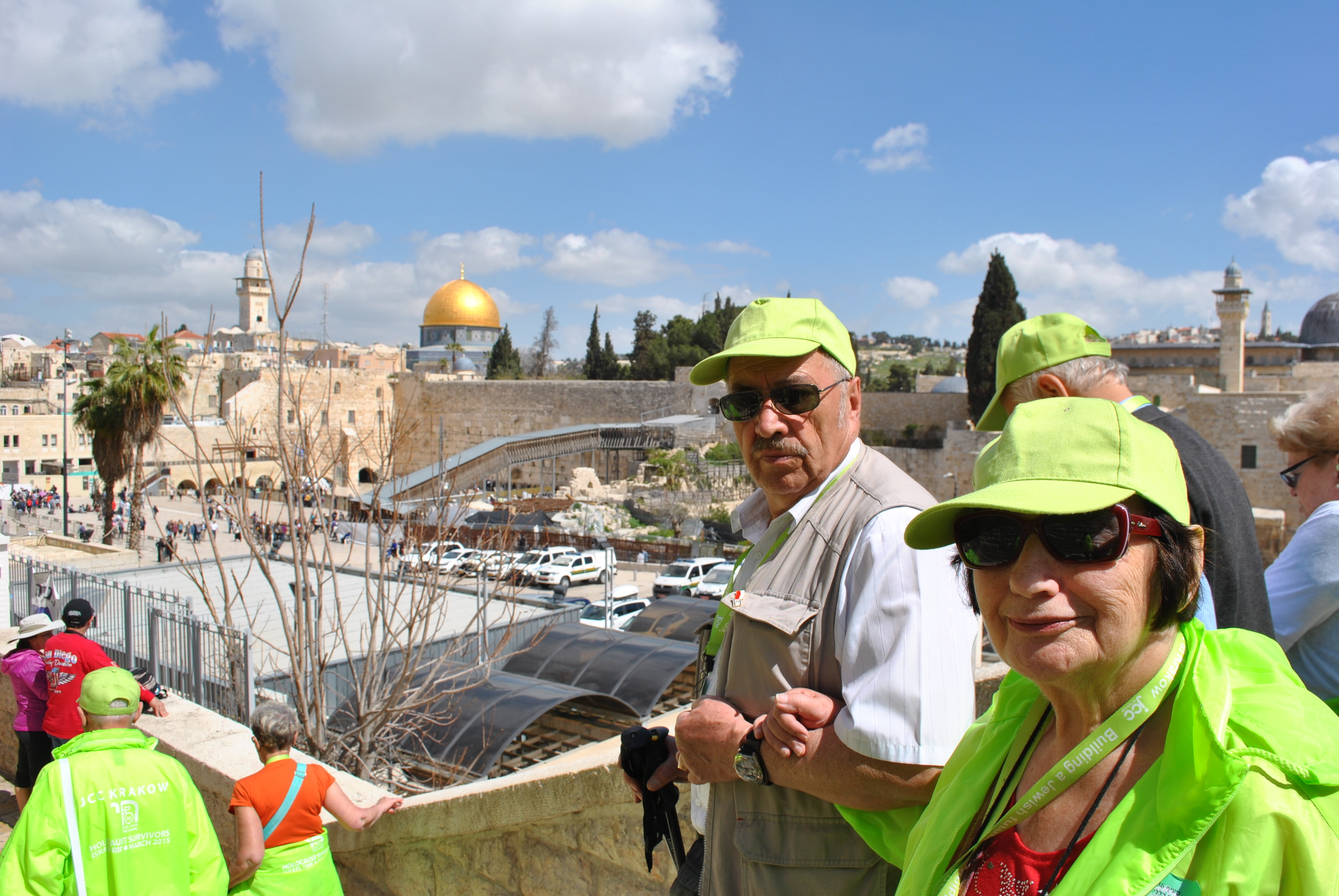 Pani Zosia heads to the Kotel along with the rest of the group.
