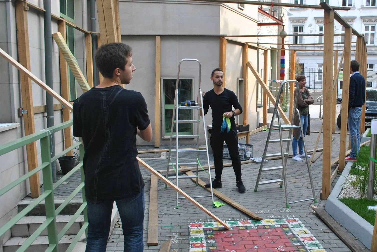 Maciej building our JCC Sukkah