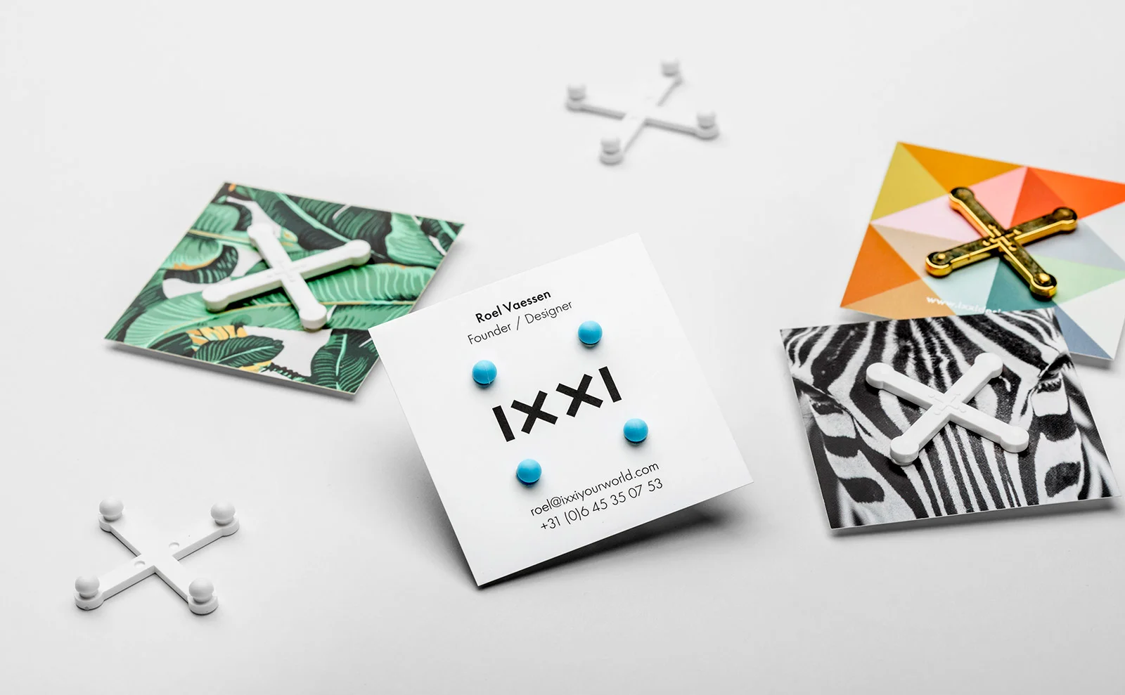 IXXI Business cards Every team member chooses its own favorite image or collection artwork for the back of the cards.