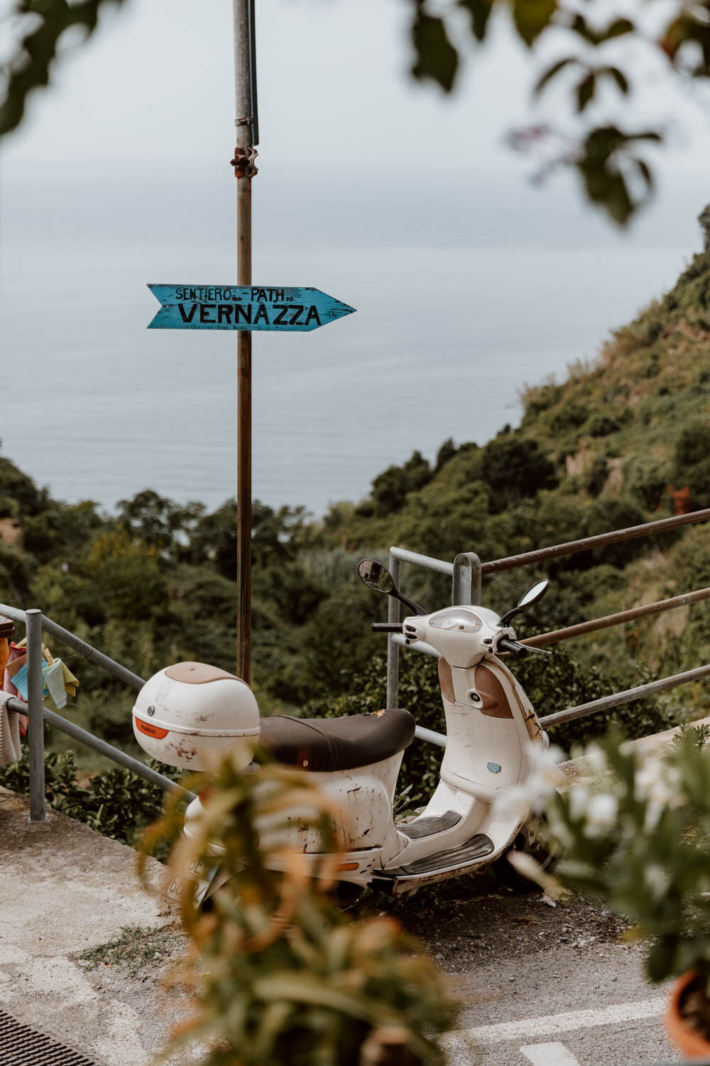 sign to vernazza along the blue trail