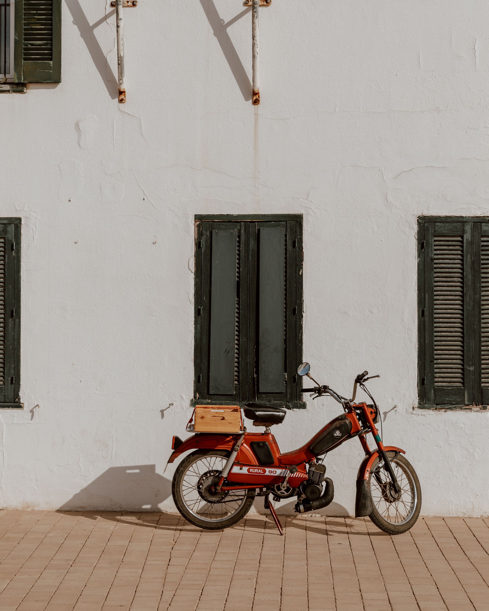 old-scooter-against-wall-menorca