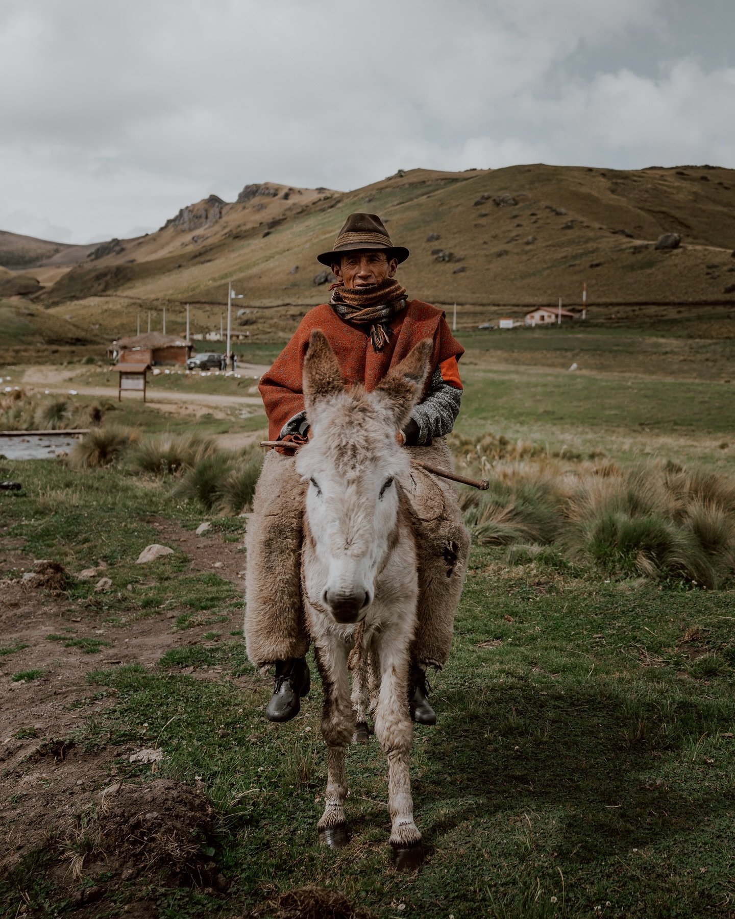 Alausi // Just a man on his horse in the middle of the Ecuadorian countryside.

This photo has been sitting in our &lsquo;to be posted&rsquo; folder for bloody ages but we couldn&rsquo;t decide if it was good enough to share.

But then we decided tha